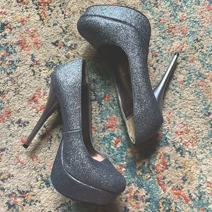 Eva & Zoe Sparkly Silver Pumps
